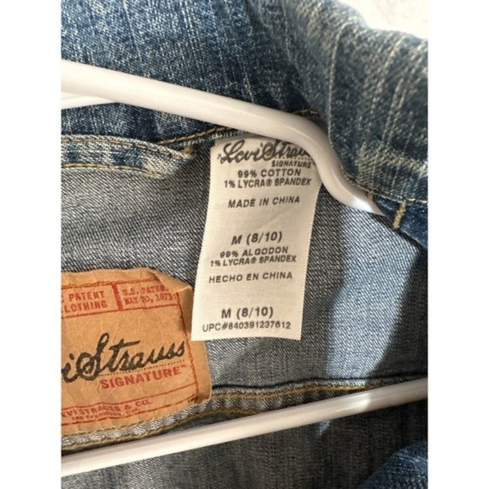 Levi Strauss Signature Women Denim Jacket Medium Blue Trucker Style size 8/10 - Picture 3 of 11